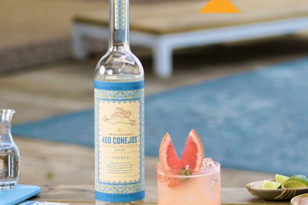 400 Conejos Espadin Spicy Mezcalita 2 - Lifestyle Image 400 Conejos Espadin Spicy Mezcalita 2 - Lifestyle Image