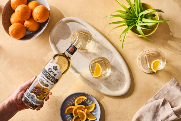 Jose Cuervo Tradicional Reposado New Label Pour 2 - Beauty Shot Jose Cuervo Tradicional Reposado New Label Pour 2 - Beauty Shot